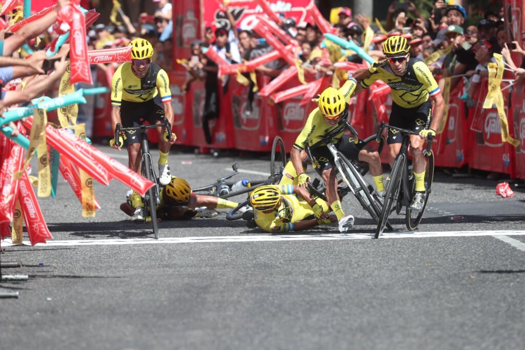 Vuelta Guatemala Crash Cycling Road (3)