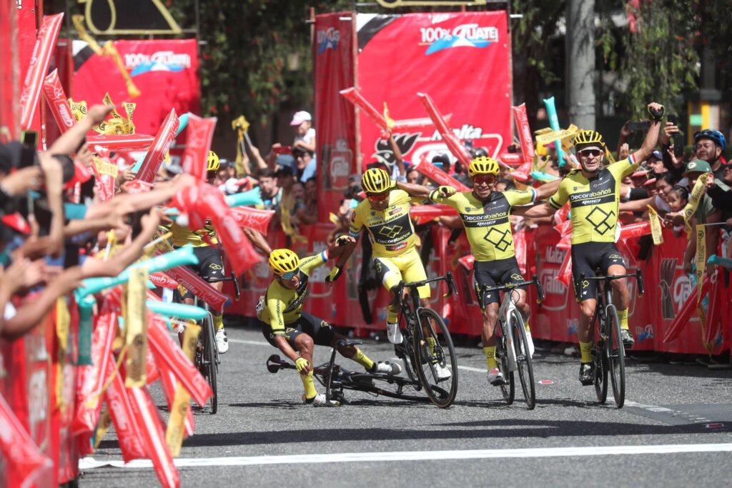 Vuelta Guatemala Crash Cycling Road (3)