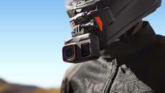 Compatto action cam montato sulla tuta da mountain bike in ambiente outdoor.
