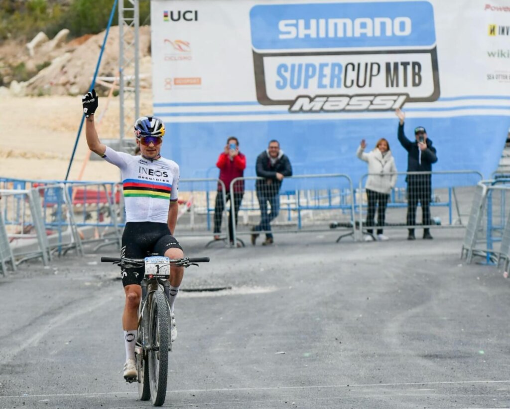 Tom Pidcock vince La Nucia