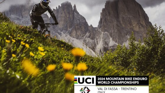 Appassionato di MTB in montagna sotto nuvole temporalesche, in preparazione ai Mondiali Enduro 2024.