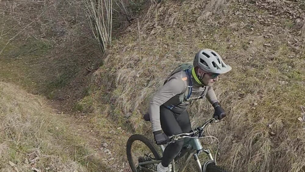 Bici da montagna su sentiero sterrato in natura, ciclista in azione.