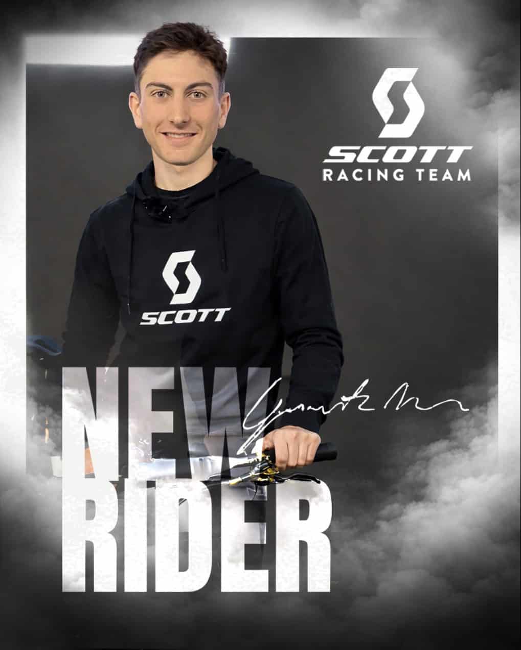 Scott Racing Team rider promoter a mountain bike con logo e firma sullo sfondo nuvoloso.