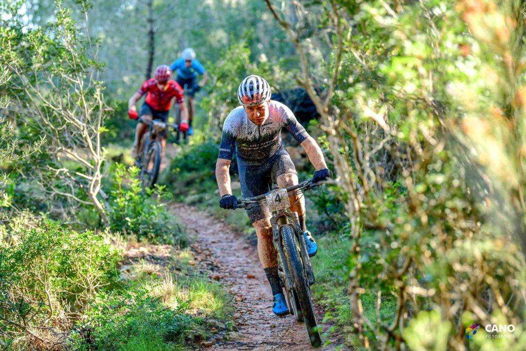 Alta velocità e adrenalina nel ciclismo su mountain bike, percorsi immersi nel verde, emozioni dalla natura.