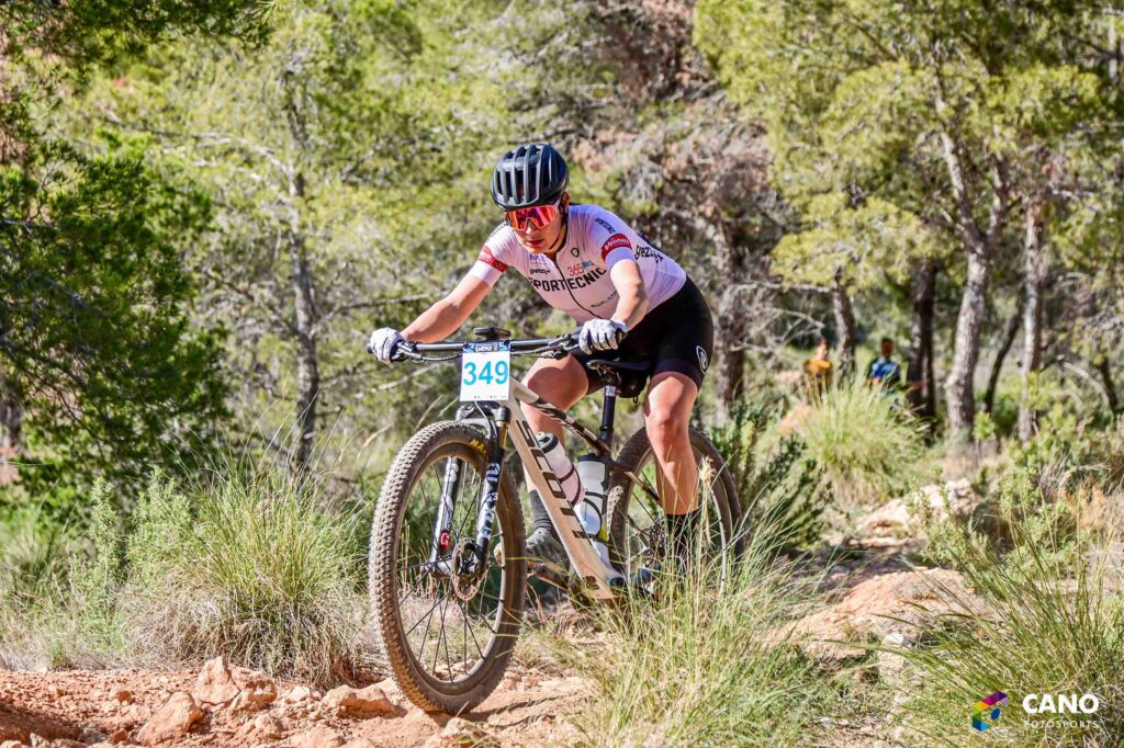 1. Ciclista in corsa su sentiero di montagna con bici da mountain bike, paesaggio naturale.