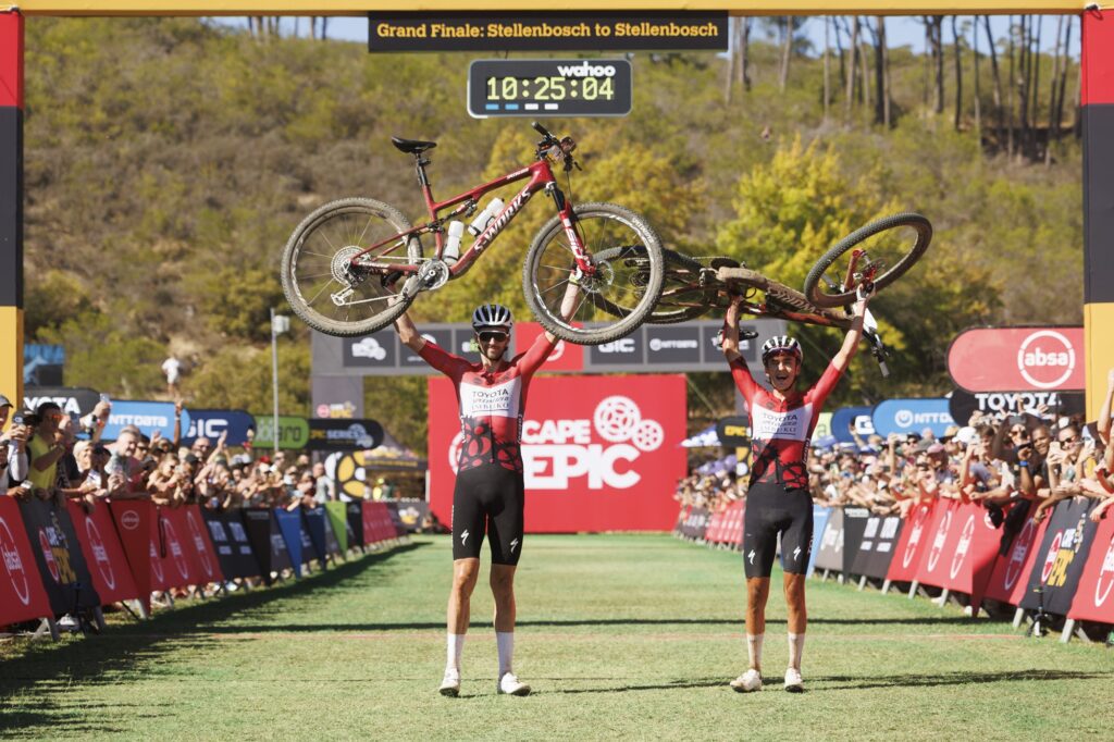 2026_03_23-Absa-Cape-Epic-2026-trionfo-sudafricano-e-Keller-Lill-regine-della-corsa