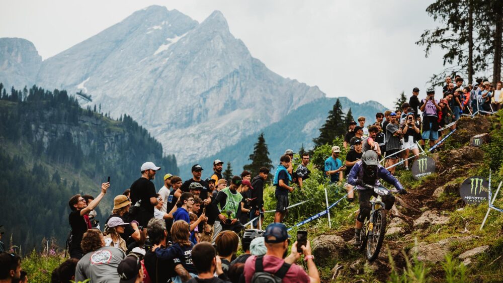 Pubblico e ciclista durante la gara tra le montagne del Trentino.