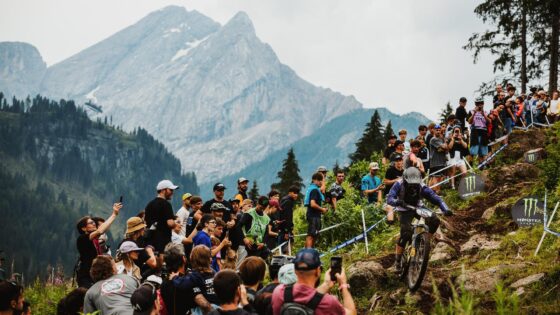 Pubblico e ciclista durante la gara tra le montagne del Trentino.