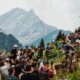 Pubblico e ciclista durante la gara tra le montagne del Trentino.